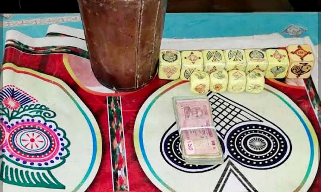 গাইবান্ধায় পুলিশের গাড়িতে হামলা, তিন জুয়ারি ছিনতাই