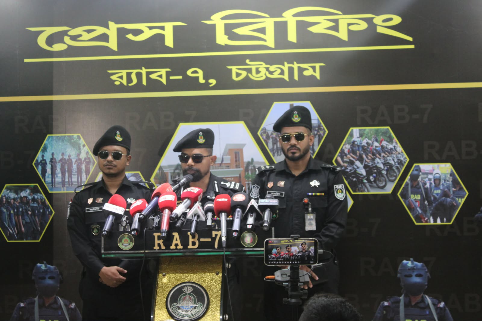 চট্টগ্রামে পতেঙ্গা ১৫ নম্বর ঘাট এলাকায় থেকে প্রায় ৫ কোটি ৫০ লক্ষ টাকা মূল্যের ১ লক্ষ ৮২ হাজার ৪০০ পিস ইয়াবা উদ্ধারসহ ০৫ জন মাদক কারবারিকে আটক করেছে র‌্যাব-৭,চট্টগ্রাম