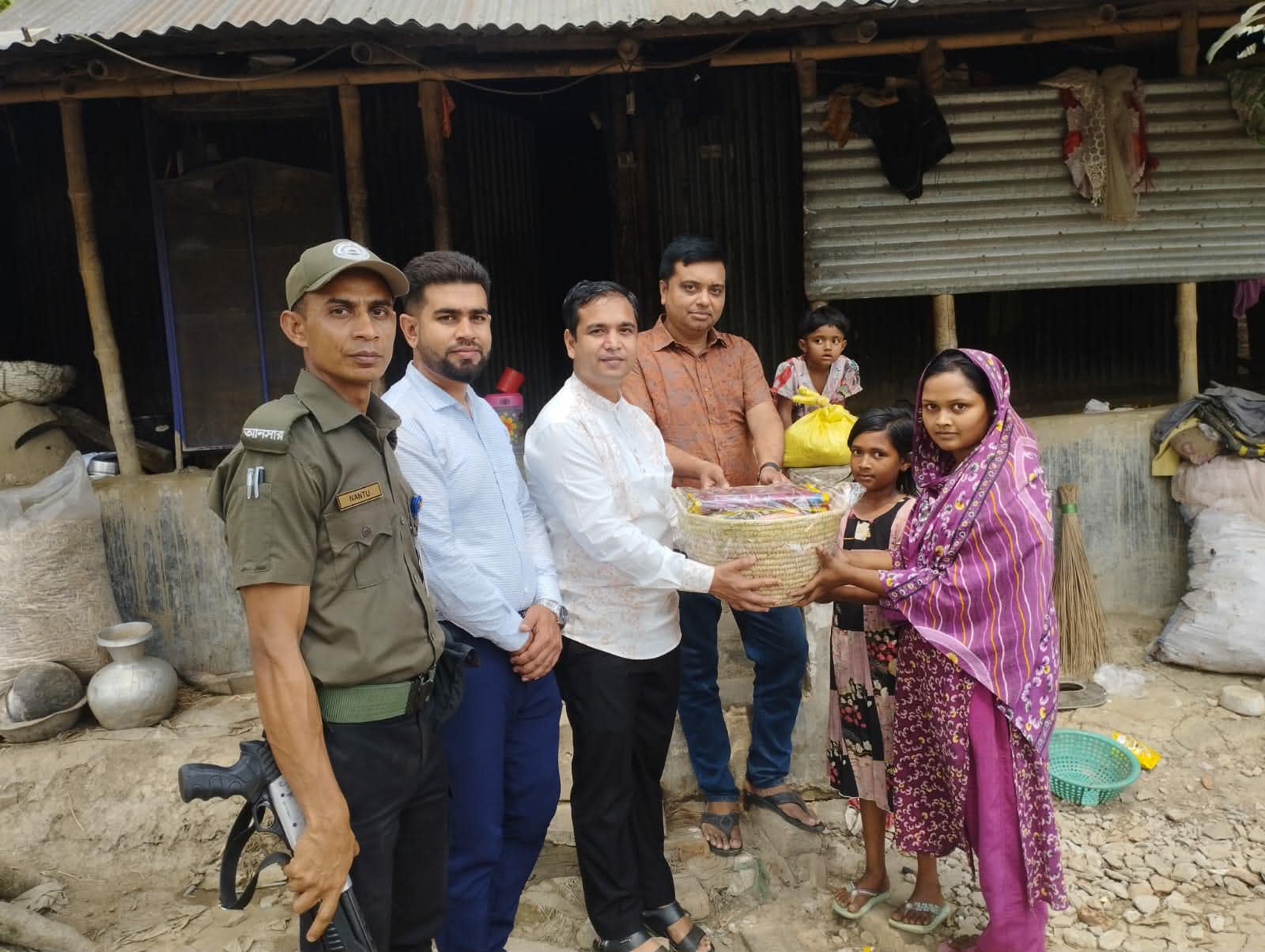 মণিরামপুরে বৃদ্ধা বিধবা আছিয়ার বাড়িতে বাজার সদাই নিয়ে হাজির ইউএনও সম্রাট হোসেন। 