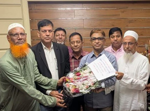 নারায়ণগঞ্জ জেলা পরিষদের প্রশাসক অধ্যাপক মামুন মাহমুদকে রূপগঞ্জ উপজেলা বিএনপির নেতাকর্মীদের ফুলের শুভেচ্ছা