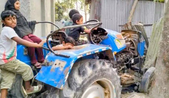গাইবান্ধায় মাটিবোঝাই ট্রাক্টরের চাপায় গৃহবধূ নিহত, আহত তিন