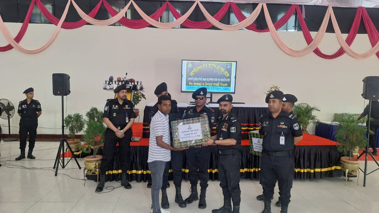 দক্ষিণ বঙ্গপসাগর উপকূলীয় অঞ্চল থেকে আত্মসমর্পণকৃত ১২৭ জন আলোর পথের অভিযাত্রীদের মাঝে মহা-পরিচালক র‌্যাব ফোর্সেস এর পক্ষ থেকে পবিত্র ঈদ-উল-ফিতর ২০২৬ উপলক্ষে উপহার সামগ্রী বিতরণ