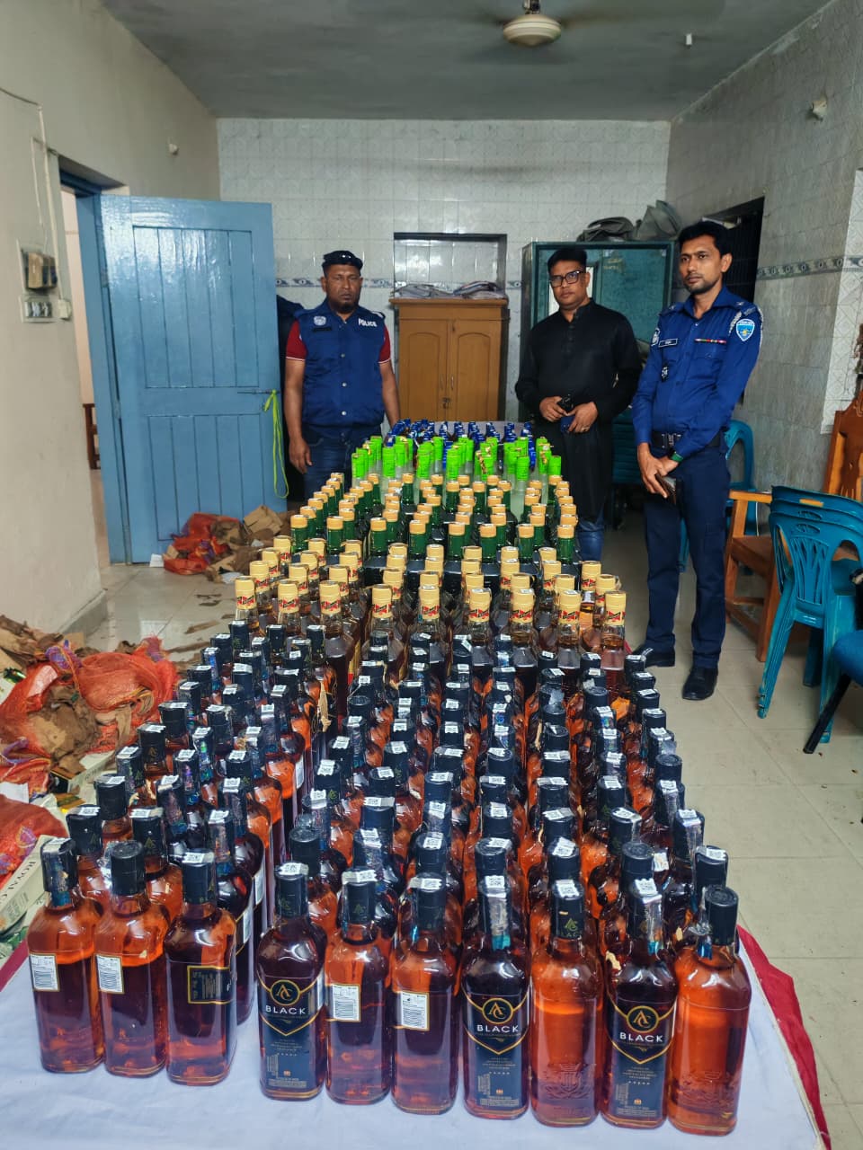 বাঞ্ছারামপুর মডেল থানা পুলিশের অভিযানে ৩৮৯ বোতল ভারতীয় মদ উদ্ধার