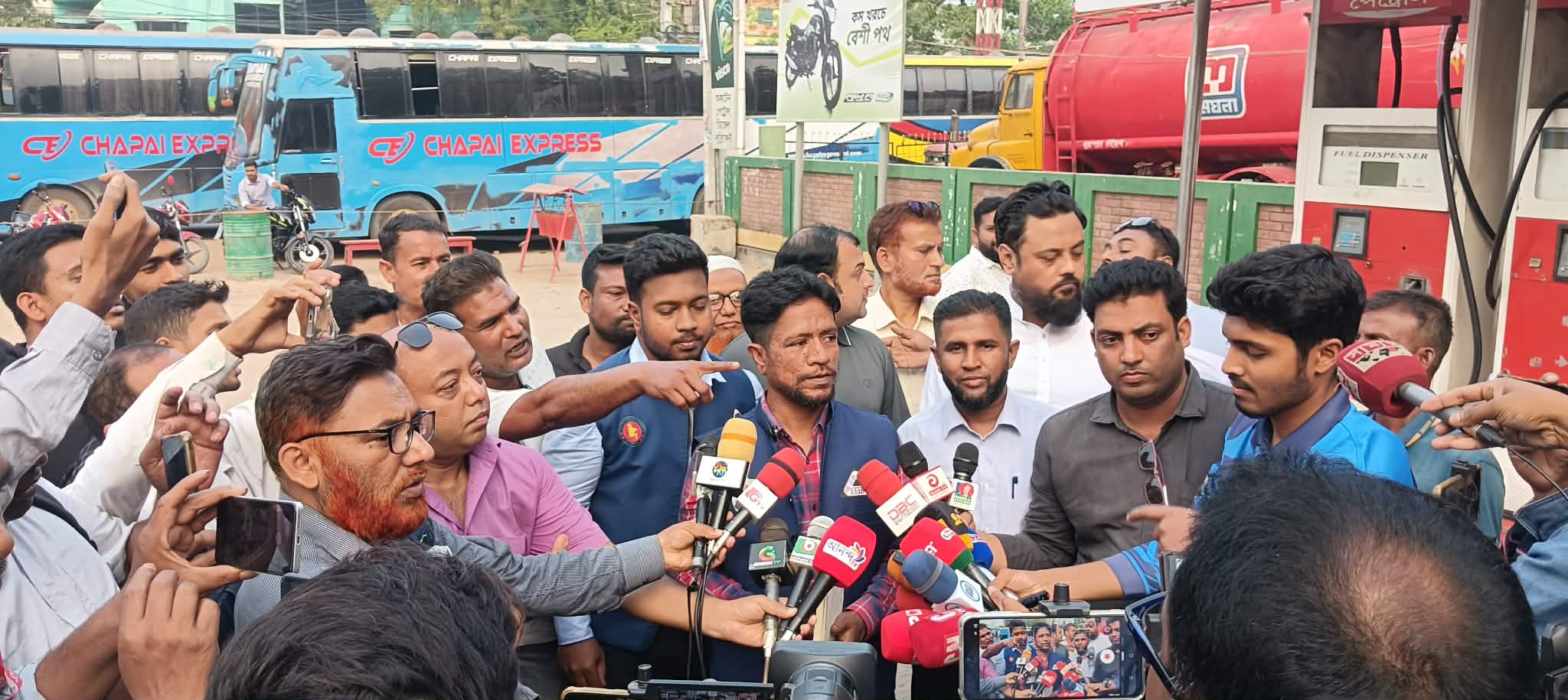 চাঁপাইনবাবগঞ্জে ফিলিং স্টেশন পরিদর্শনে বিএসটিআই কর্মকর্তারা