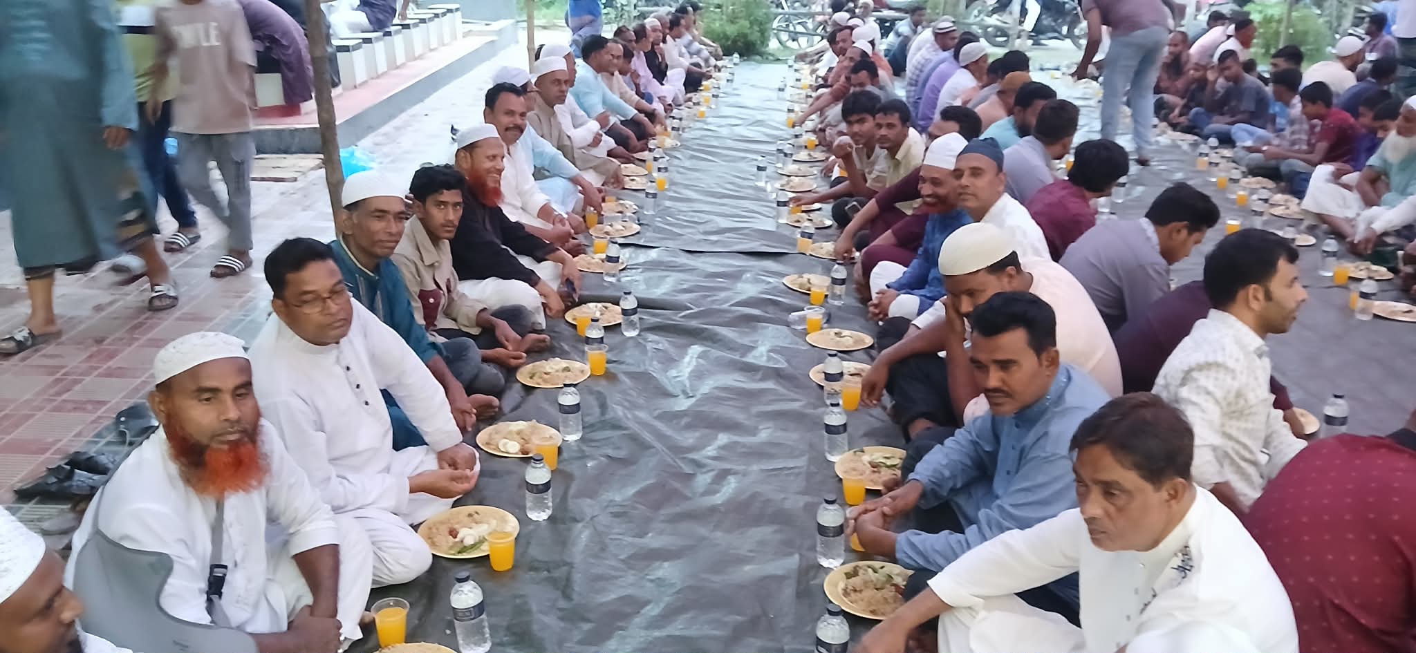 চরভদ্রাসনে আব্দুল গফুর মুন্সী ফাউন্ডেশন এর উদ্যোগে কয়েক শতাধিক লোকের ইফতার আয়োজন 