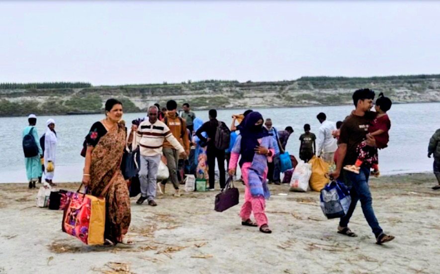 নাব্য সংকটে বালাসী-বাহাদুরাবাদ নৌপথ, ভোগান্তি বাড়ছে ঈদযাত্রায়