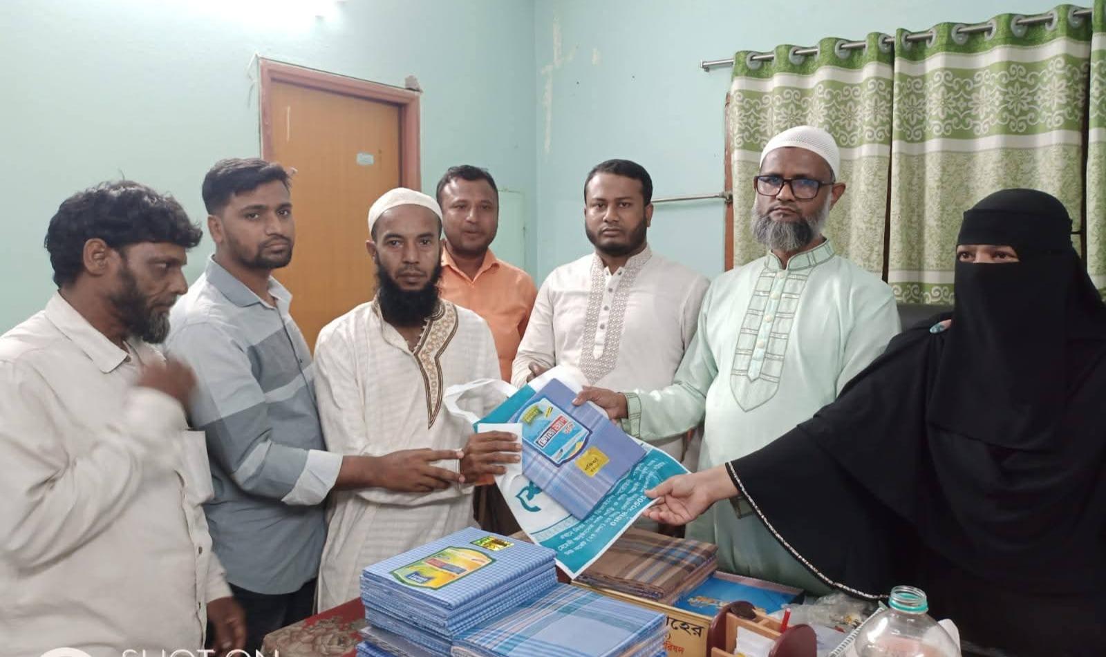 সাতকানিয়ায় ঢেমশা ইউনিয়নের ভারপ্রাপ্ত চেয়ারম্যান মোঃ আবু তাহের পক্ষ থেকে ঈদ উপহার বিতরণ।