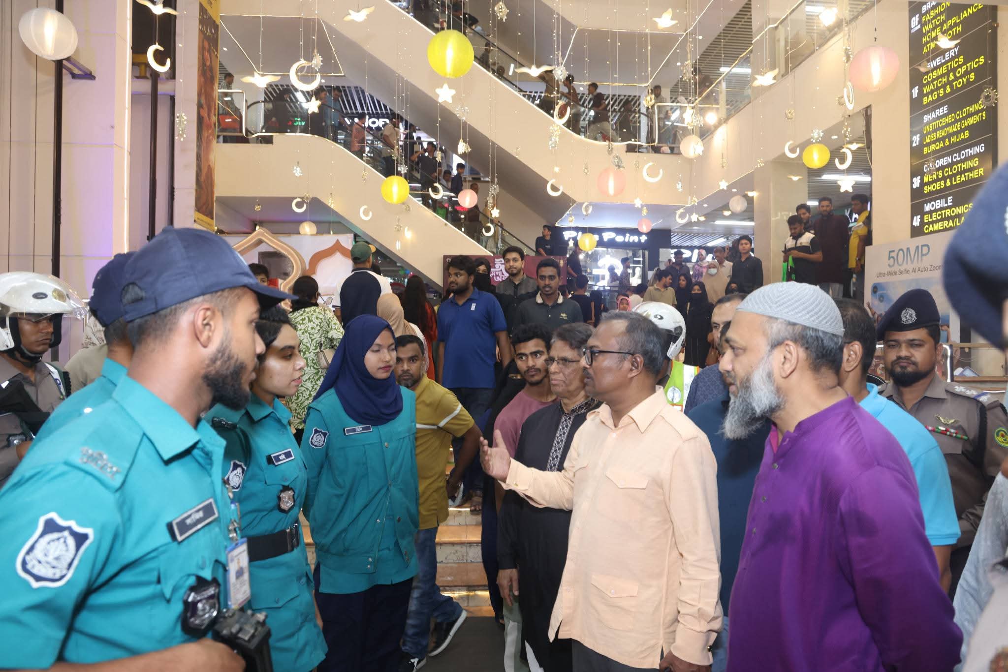 নগরীর বিভিন্ন মার্কেটে আইন-শৃঙ্খলা পরিস্থিতি সরেজমিনে পরিদর্শন করেন সিএমপি কমিশনার