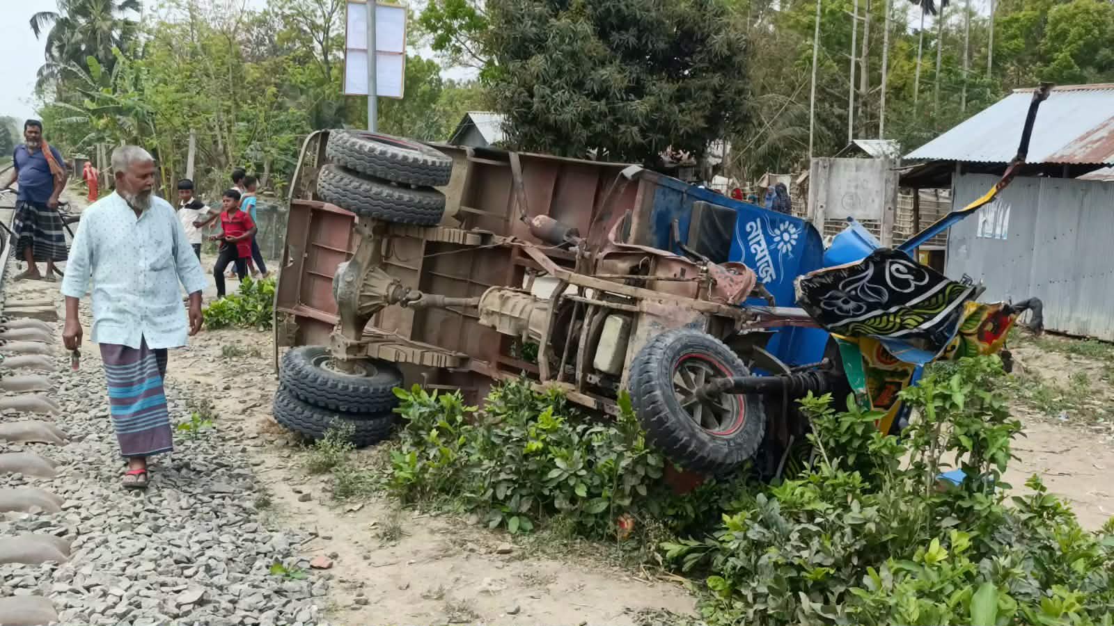 কোটচাঁদপুর ট্রেনের ধাক্কায় লাটাহাম্বার চালক নিহত