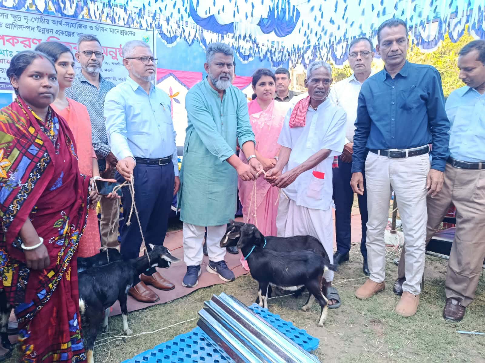 বদলগাছী উপজেলাতে ক্ষুদ্র নৃ-গোষ্ঠীর জীবনমান উন্নয়নে সুফলভোগীদের মাঝে ছাগল বিতরণ। 