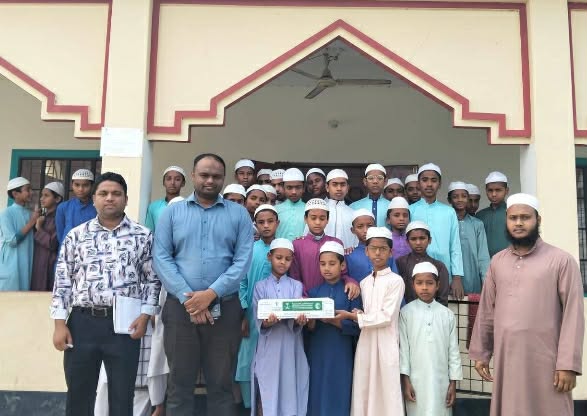 হোসেনপুরে মসজিদ এতিমখানা ও মাদ্রাসায় খেজুর উপহার