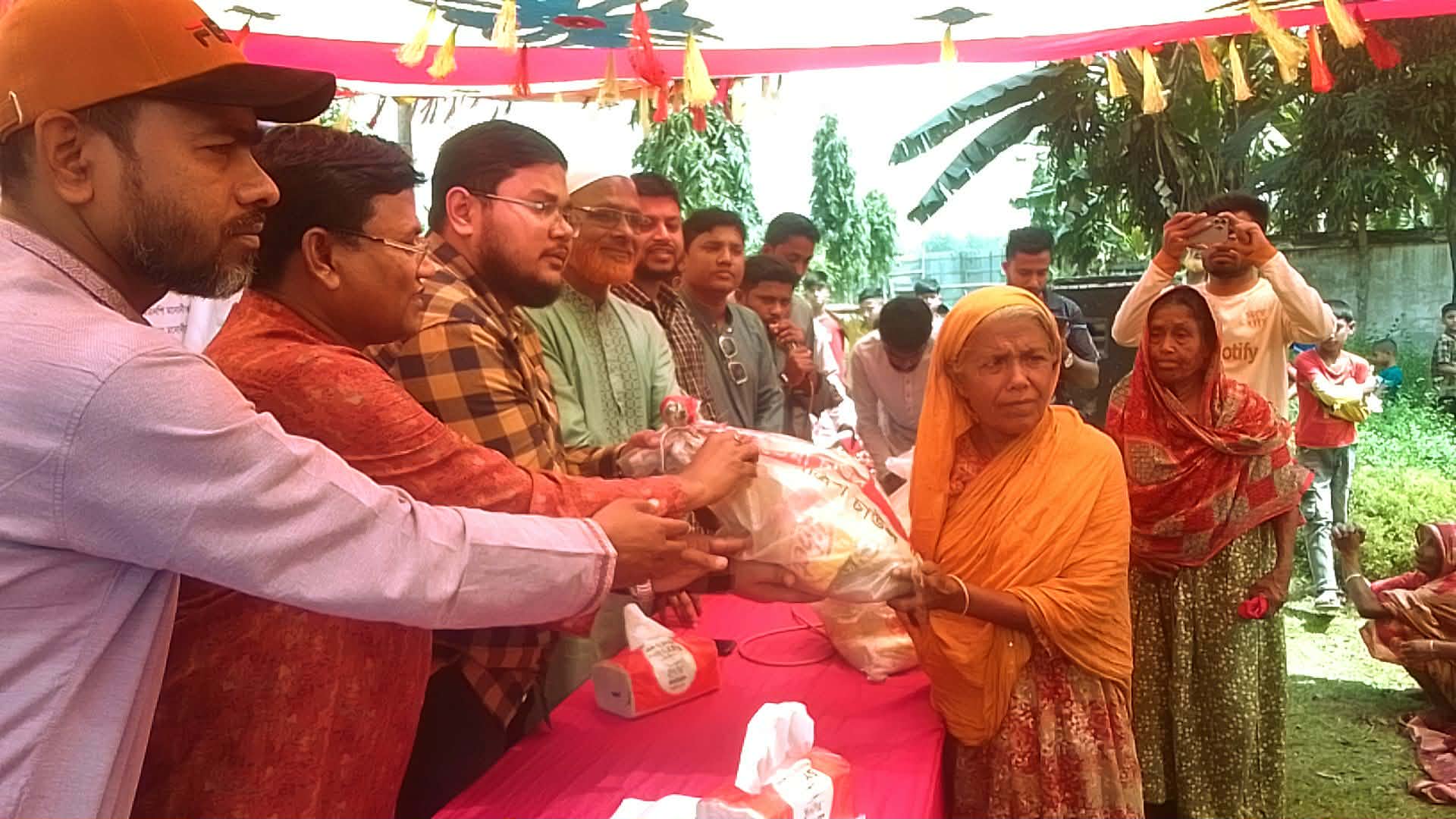পলাশবাড়ী সমাজকল্যাণ সংস্থার উদ্যগে দেড় শতাধিক অসহায় মানুষকে ঈদ উপহার