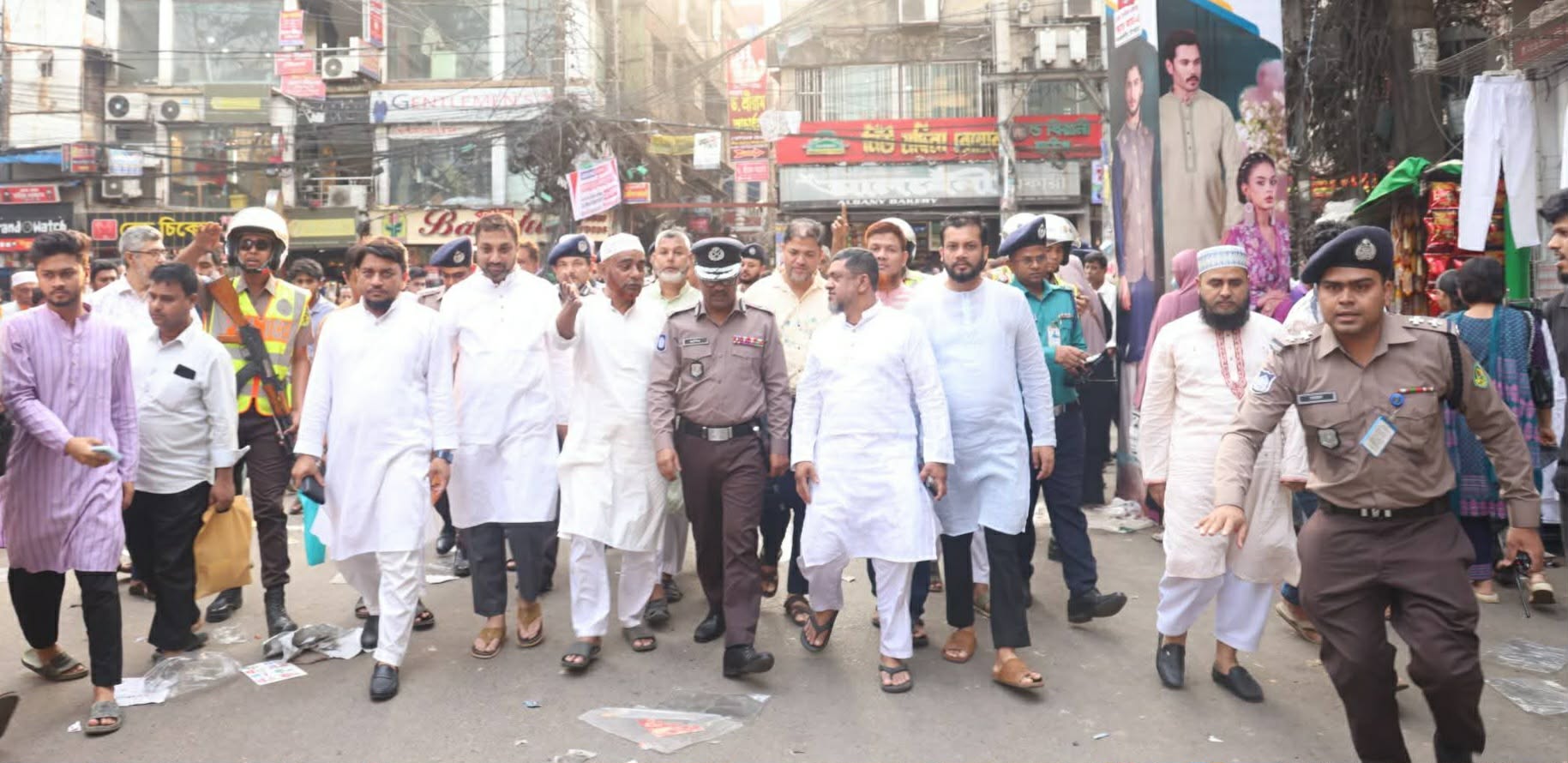 নগরীর বিভিন্ন মার্কেটে আইন-শৃঙ্খলা পরিস্থিতি সরেজমিনে পরিদর্শন করলেন সিএমপি কমিশনার