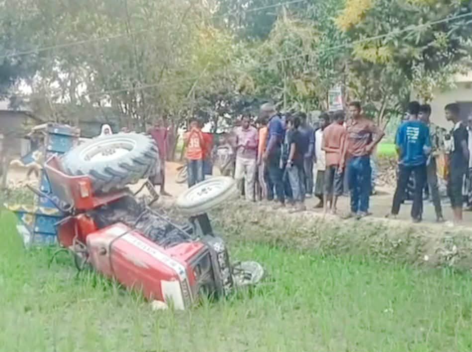 এসিল্যান্ডের গাড়ি দেখে ভোঁ দৌড়, উল্টে গেল ট্রাক্টর রক্ষা পেল চালক