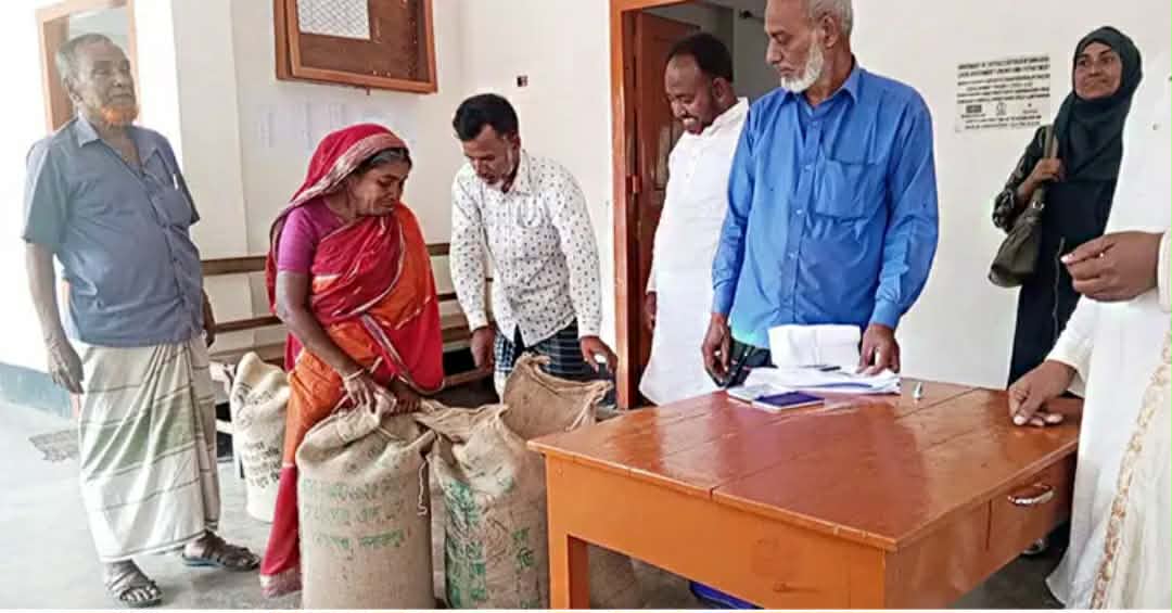 ফরিদপুরে মৎস্যজীবীদের জন্য বরাদ্দকৃত চাল বিতরণে অনিয়মের অভিযোগ