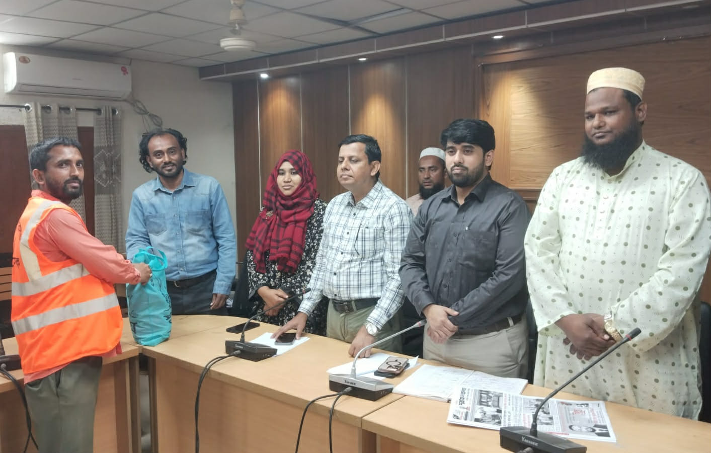 কুলিয়ারচর পৌরসভায় স্বেচ্ছাসেবকদের মাঝে ঈদ উপহার বিতরণ
