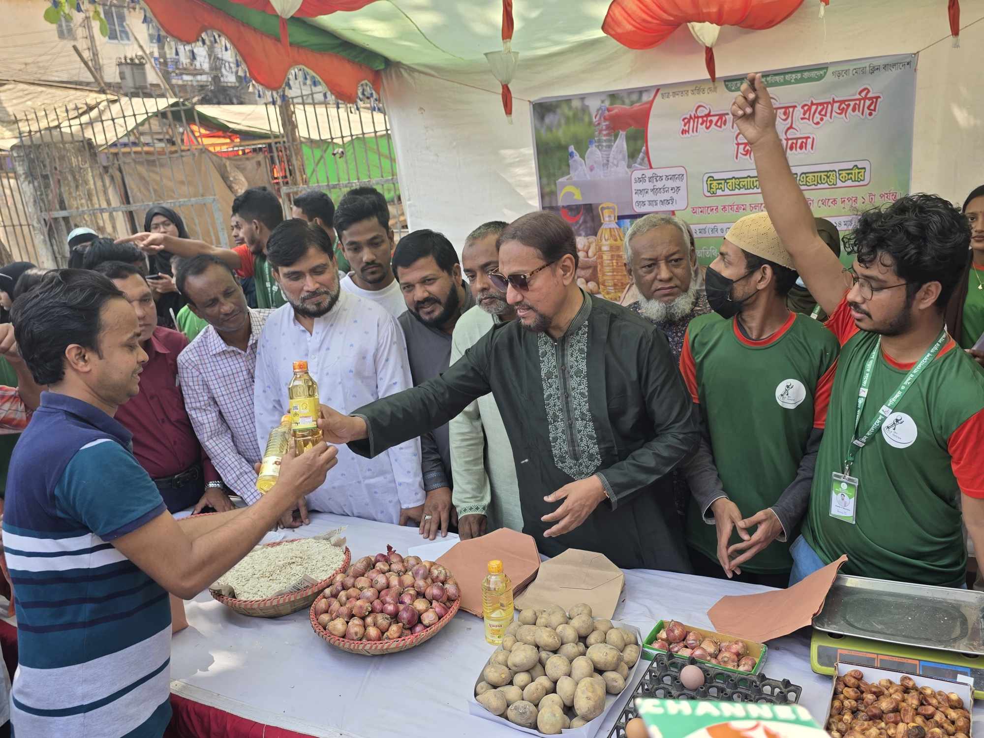 প্লাস্টিক জমা দিলেই মিলবে ‘রমজানের বাজার’ চট্টগ্রামে চসিক মেয়রের ব্যতিক্রমী উদ্যোগ