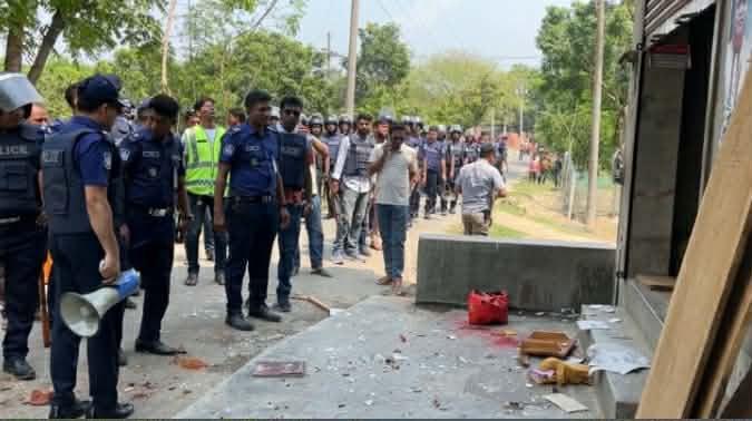 চাঁপাইনবাবগঞ্জে অর্ধশতাধিক ককটেল বিস্ফোরণ, অগ্নিসংযোগ ও লুটপাট