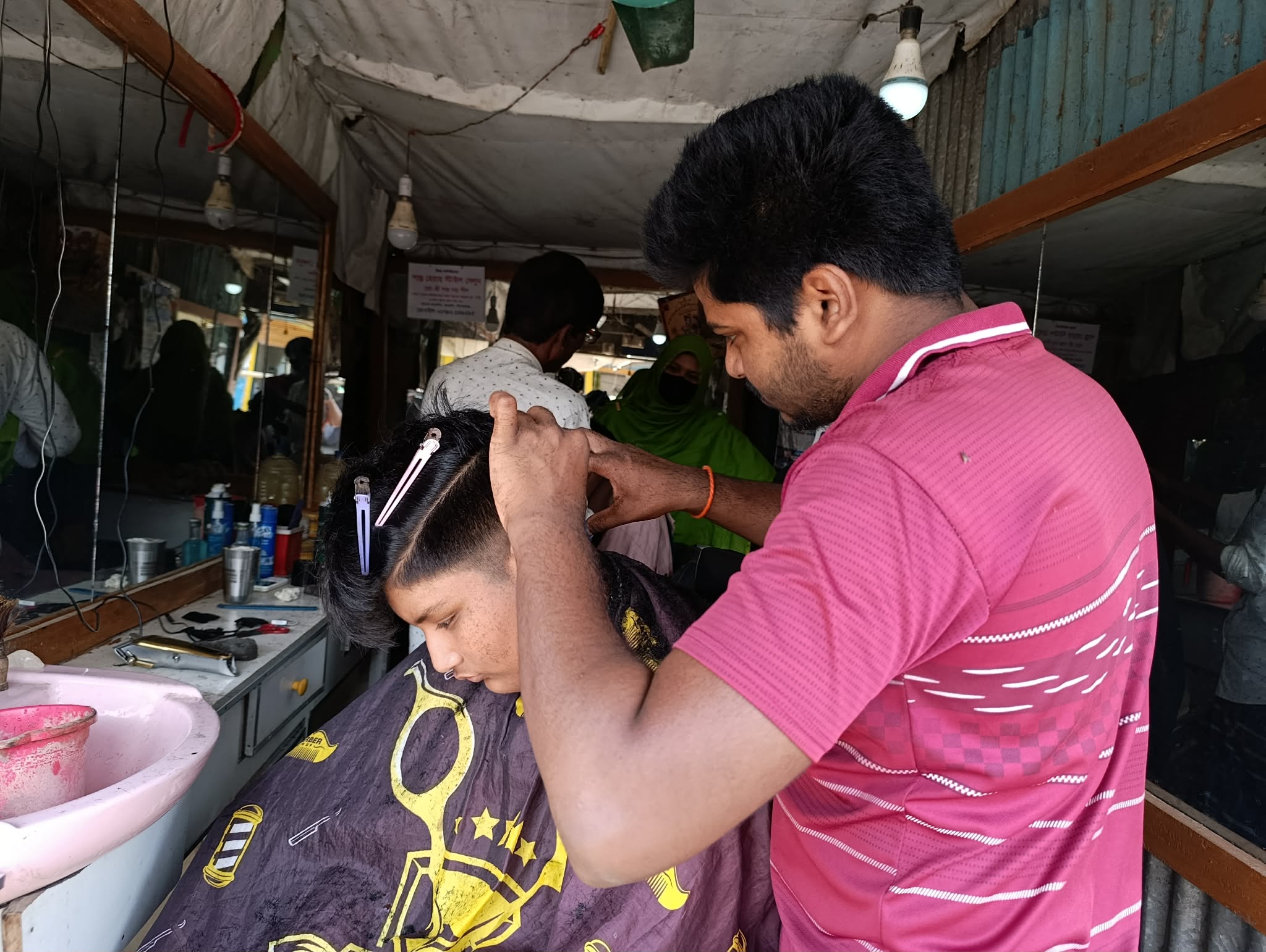 ঈদে হেয়ার স্টাইলের দারুণ ভিড় ও দাম: তাড়াইলে নরসুন্দরদের হাহাকার
