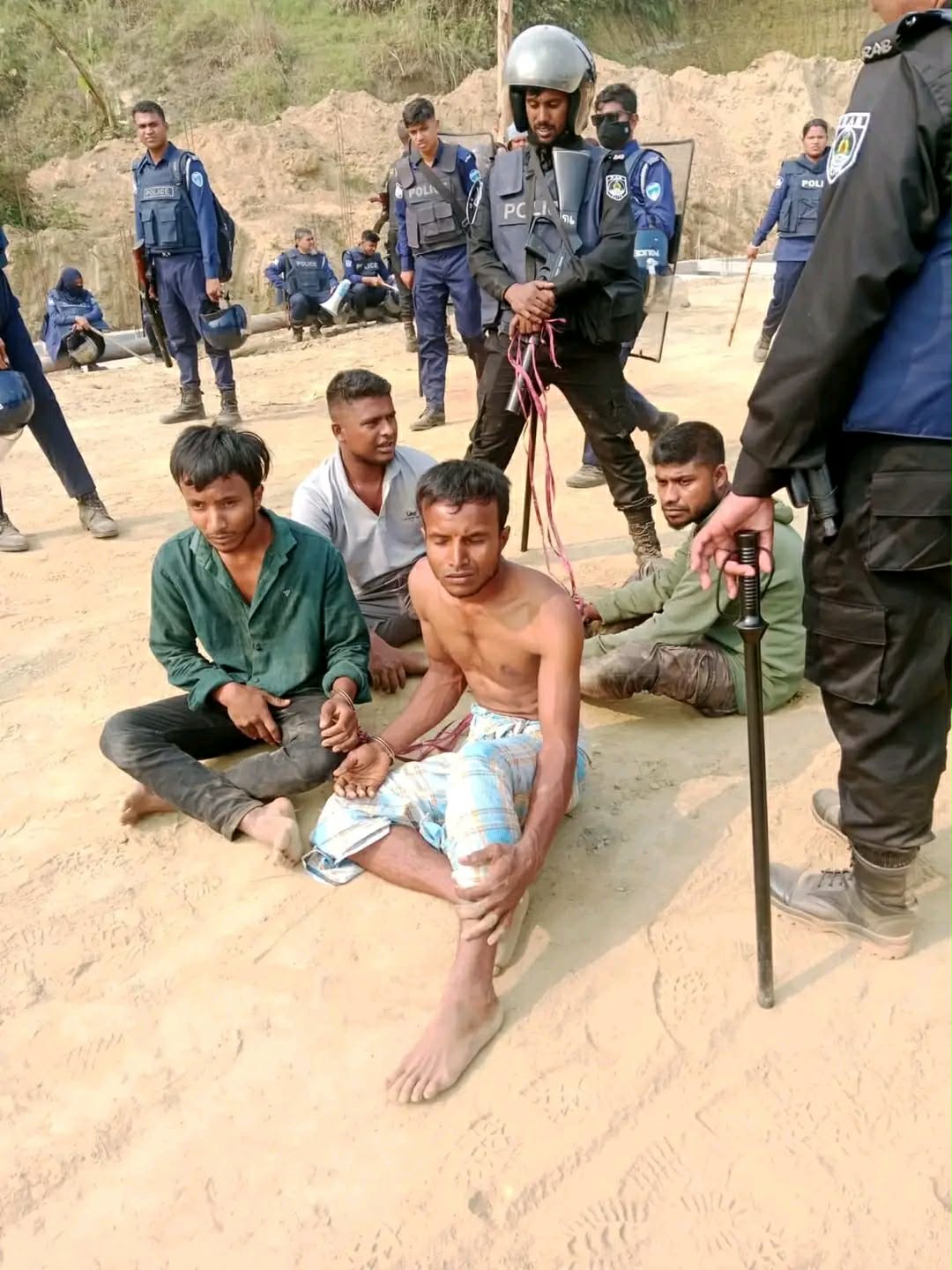 জঙ্গল সলিমপুরে ইতিহাসের সবচেয়ে বড় সাঁড়াশি অভিযান,তিন হাজারের বেশি আইনশৃঙ্খলা বাহিনীর ঘেরাও…