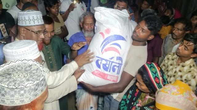 ডোমারে অগ্নিকান্ডে ক্ষতিগ্রস্ত এলাকা পরিদর্শনে এমপি আব্দুস সাত্তার