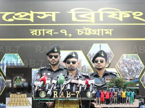 পতেঙ্গা ১৫ নম্বর ঘাট এলাকা হতে প্রায় ১৫ কোটি টাকা মূল্যের ৫ লাখ পিস ইয়াবা উদ্ধারসহ ৯ জন মাদক কারবারি’কে আটক করেছে, র‌্যাব-৭ চট্টগ্রাম