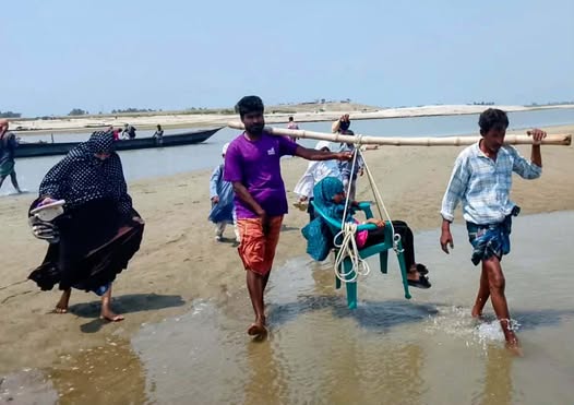 অসুস্থ রোগীকে কাঁধে নিয়ে এভাবেই পথ পাড়ি দেন চরবাসীরা