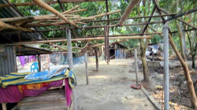নড়াইলের পল্লীতে টাকা না পেয়ে ঘরের টিন খুলে নিল পাওনাদার