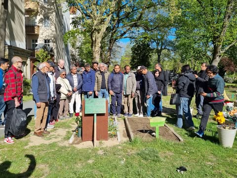 বার্লিনে কবি দাউদ হায়দারের সমাধিস্তম্ভের উন্মোচণ