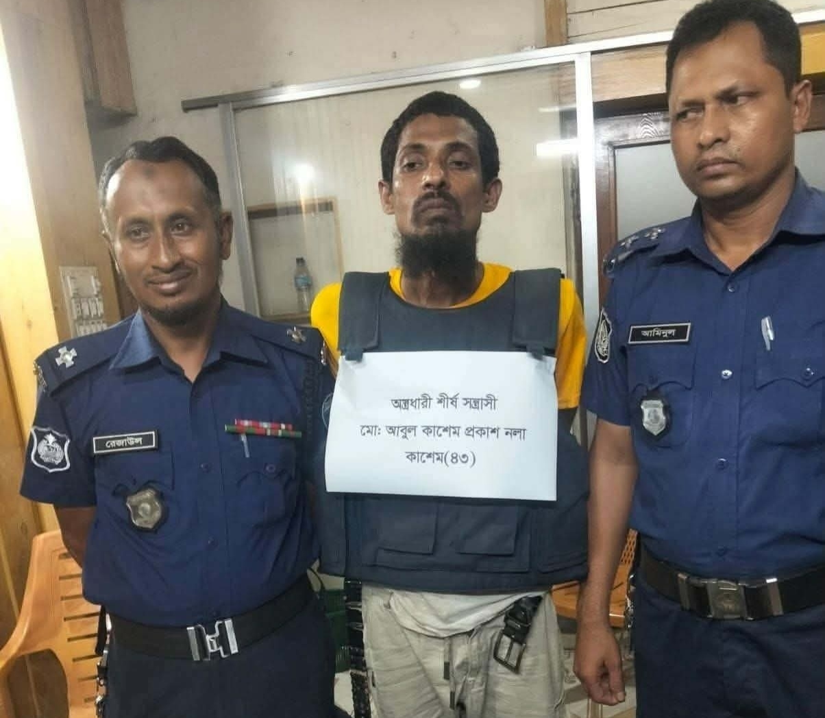 জঙ্গল সলিমপুরের ত্রাস ‘নলা কাসেম’ বিদেশি পিস্তলসহ গ্রেফতার