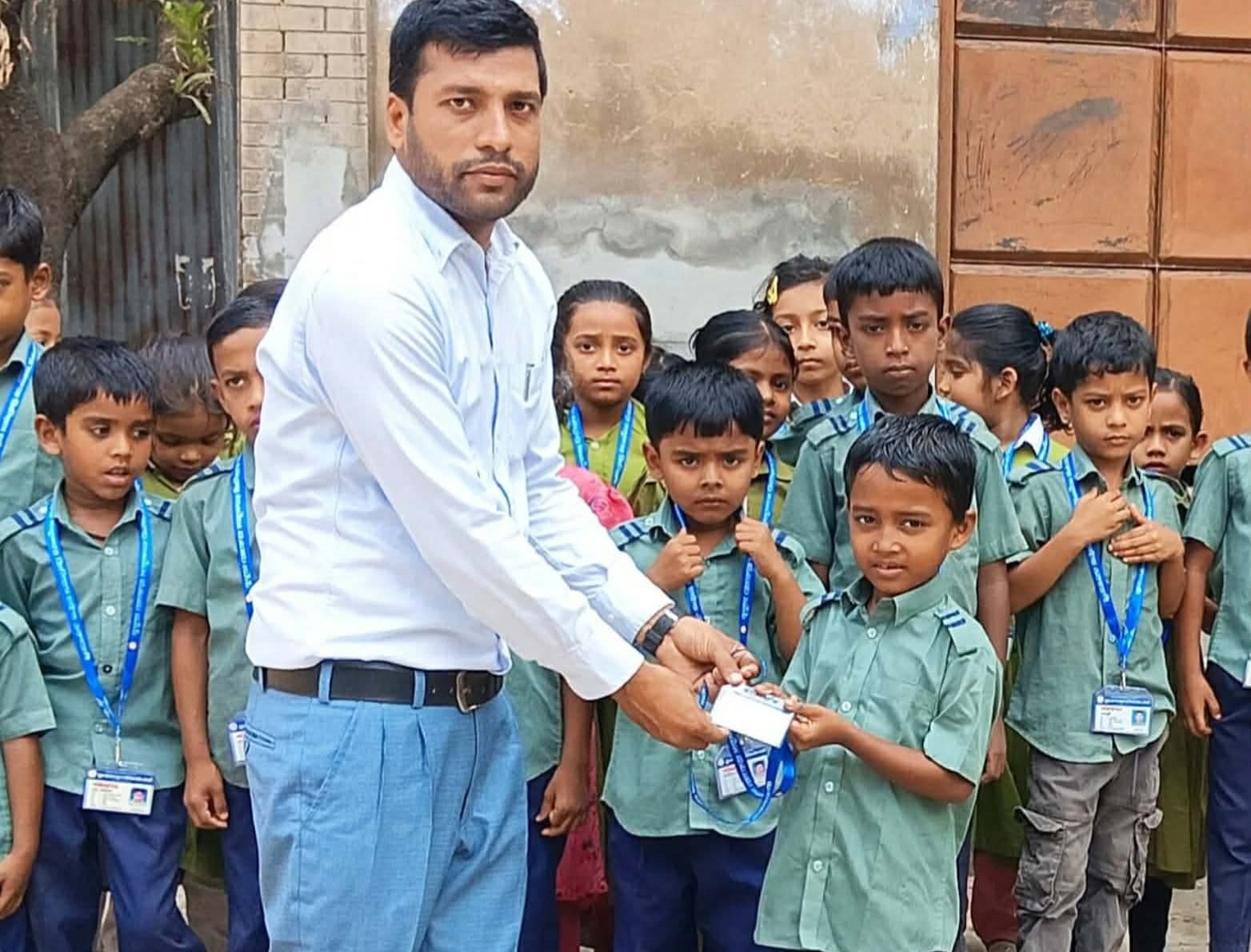 কচুয়ার বুধুন্ডা রোকেয়া মজুমদার জিনিয়াস শিশু একাডেমীতে শিক্ষার্থীদের মাঝে স্মার্ট আইডি কার্ড বিতরন