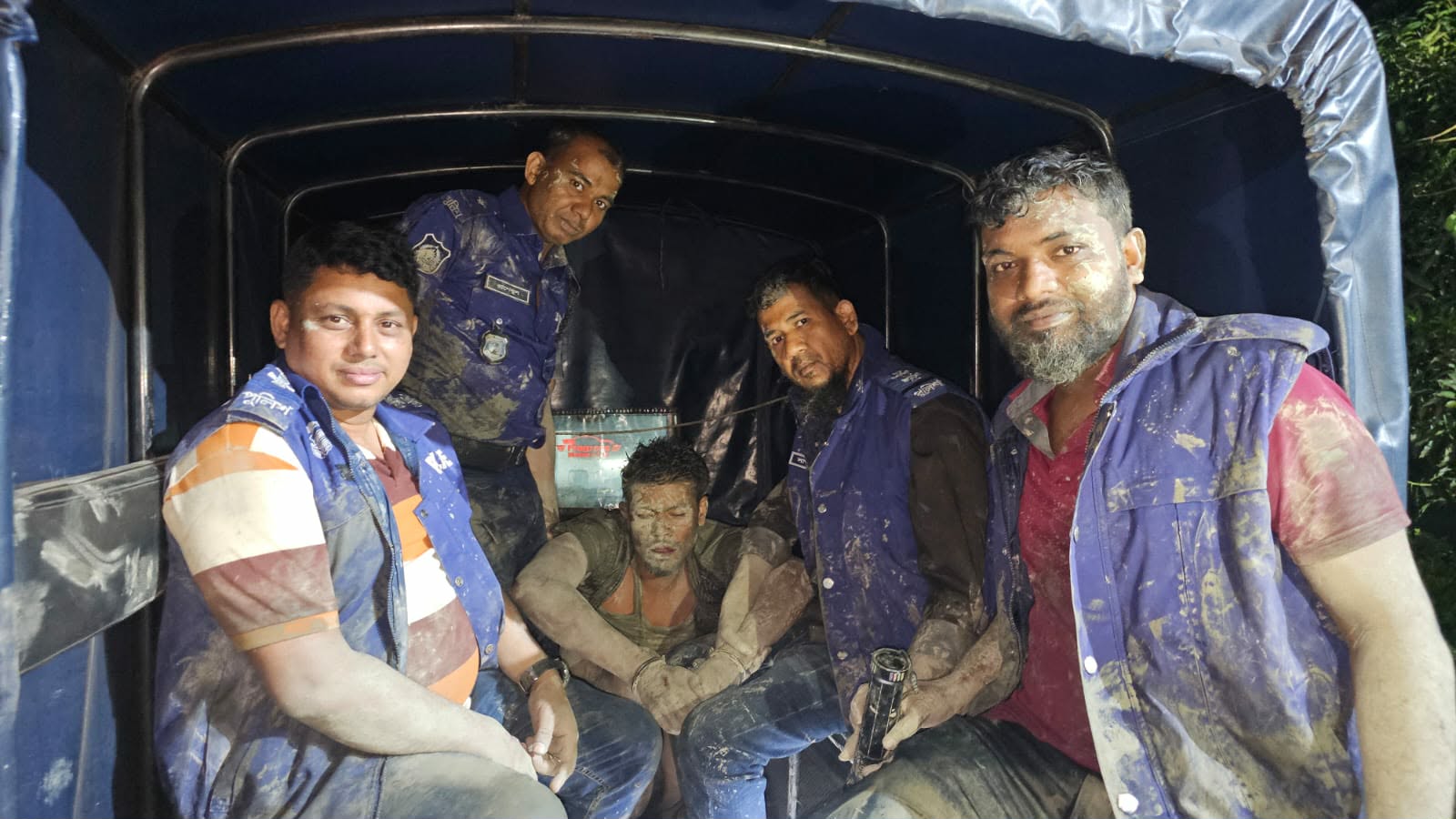ধানক্ষেত থেকে ১১ বছর পলাতক ডাকাতি মামলার আসামি গ্রেপ্তার