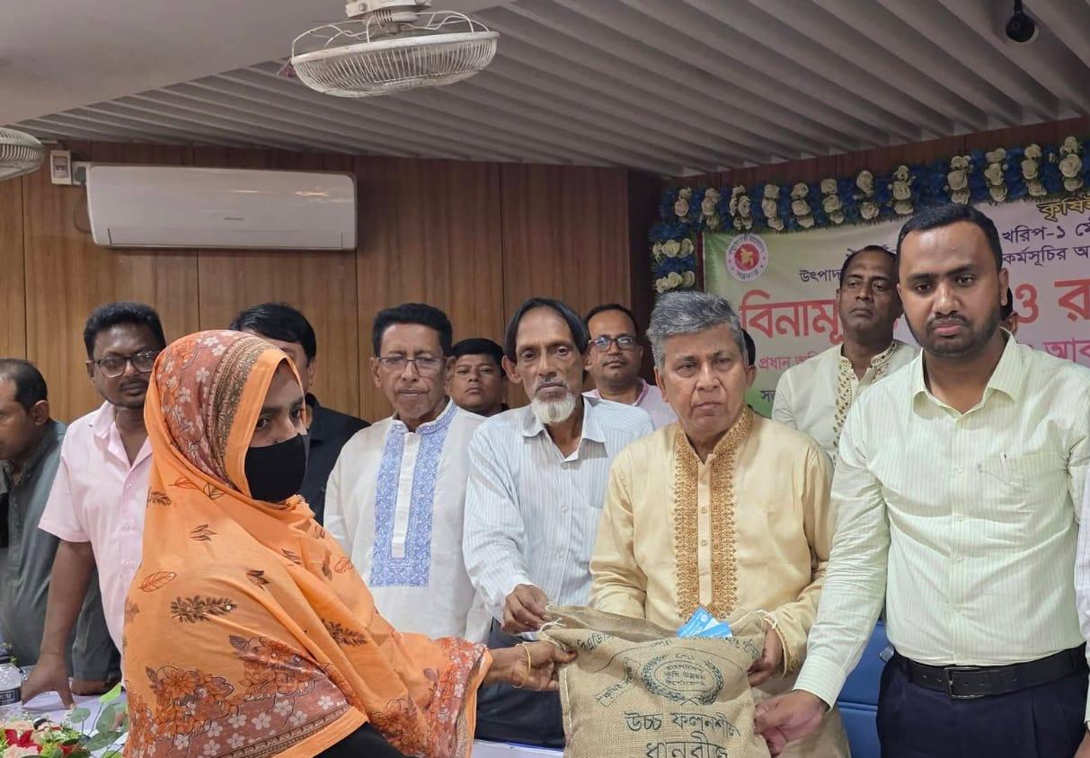 নবীনগরে কৃষকদের মাঝে বিনামূল্যে বীজ-সার বিতরণ শুরু