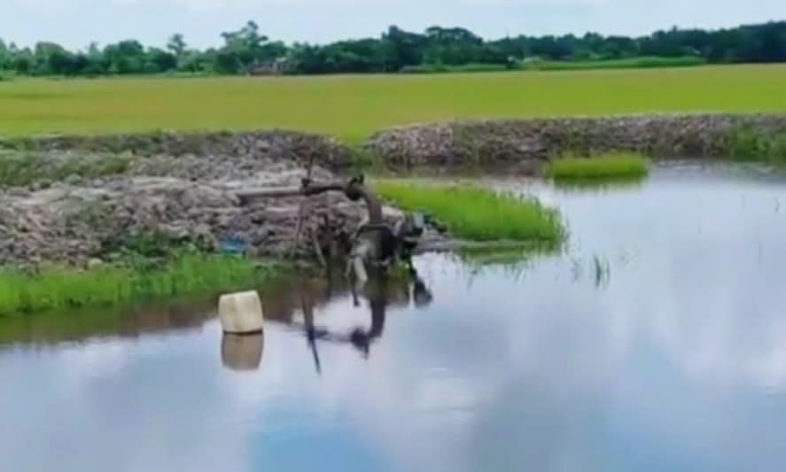 অবৈধ ড্রেজারে বালু উত্তোলন: হুমকিতে তিন ফসলি জমি নিরব প্রশাসন