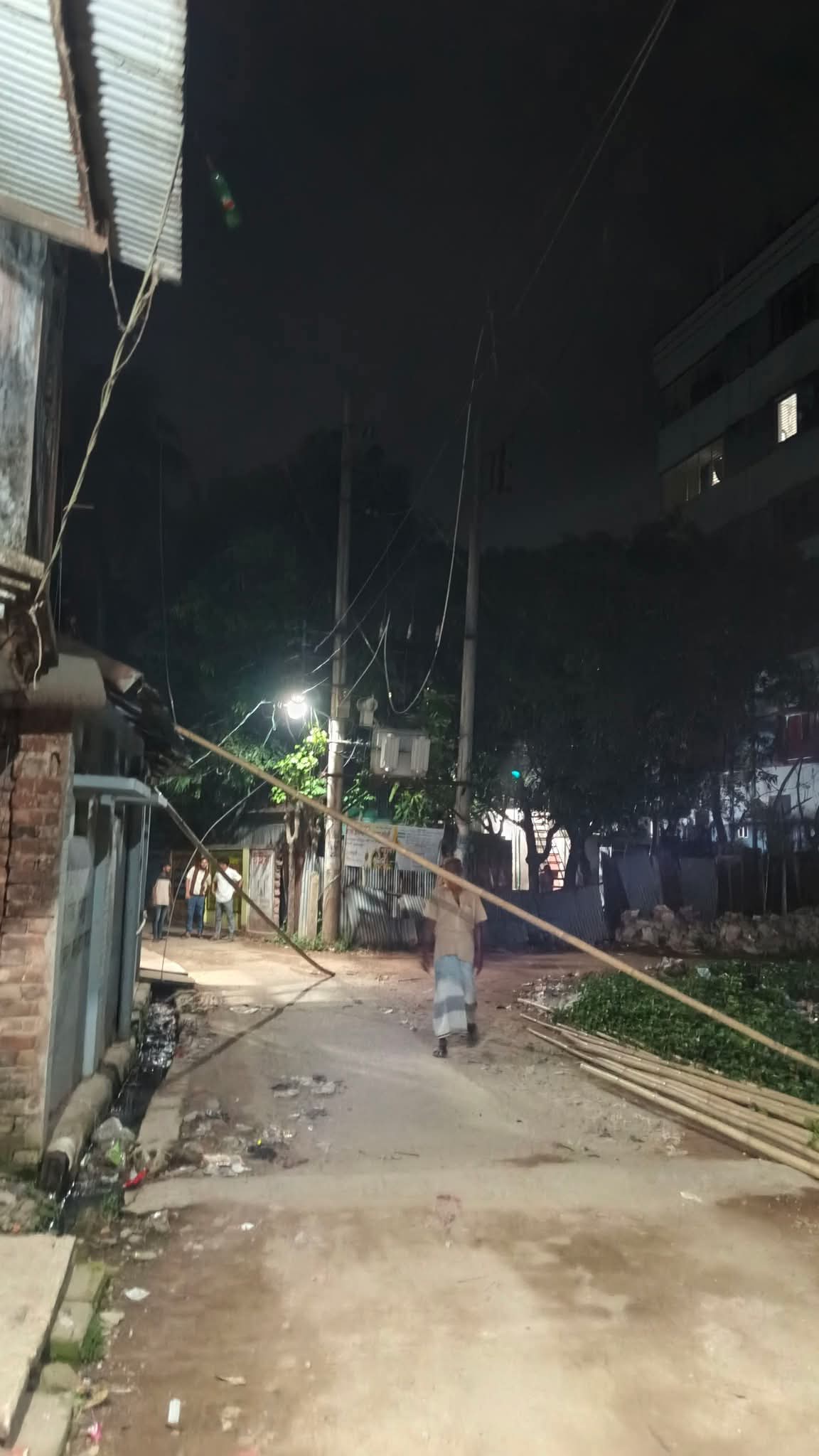 ব্রাহ্মণবাড়িয়া কাউতলী ছিঁড়ে পড়া বিদ্যুৎ লাইনে আতঙ্ক এলাকাবাসীর বাঁশ দিয়ে ব্যারিকেড