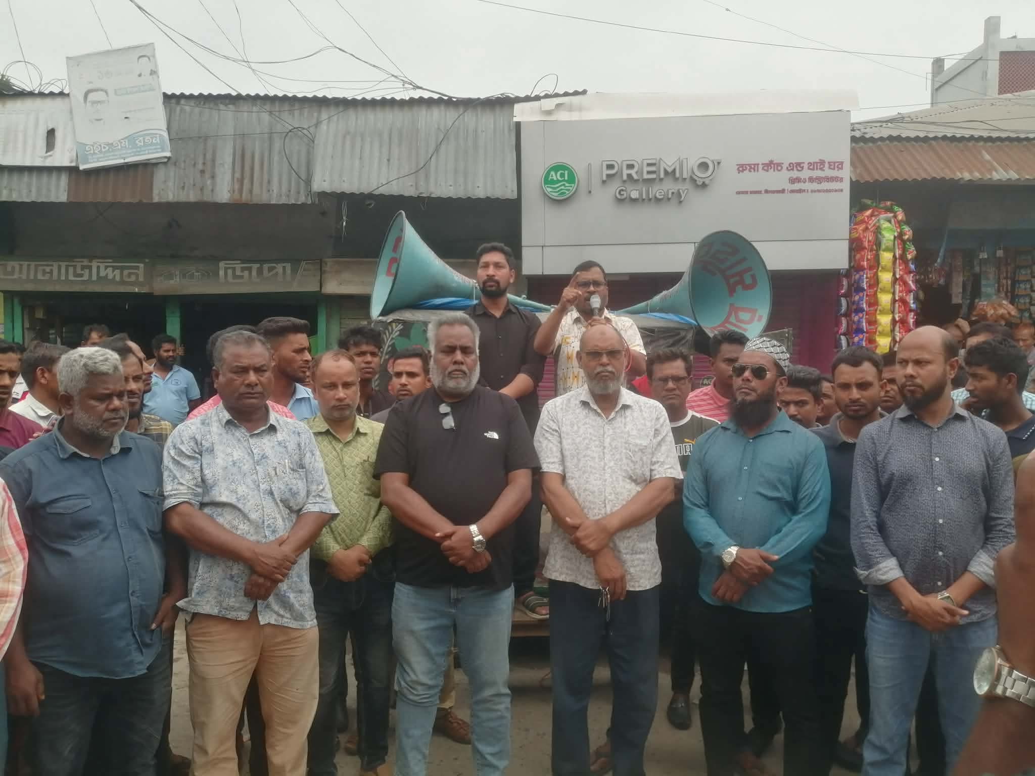 ডোমারে ইজারাদারের কাছে চাঁদা দাবী ও হামলার প্রতিবাদে মানববন্ধন
