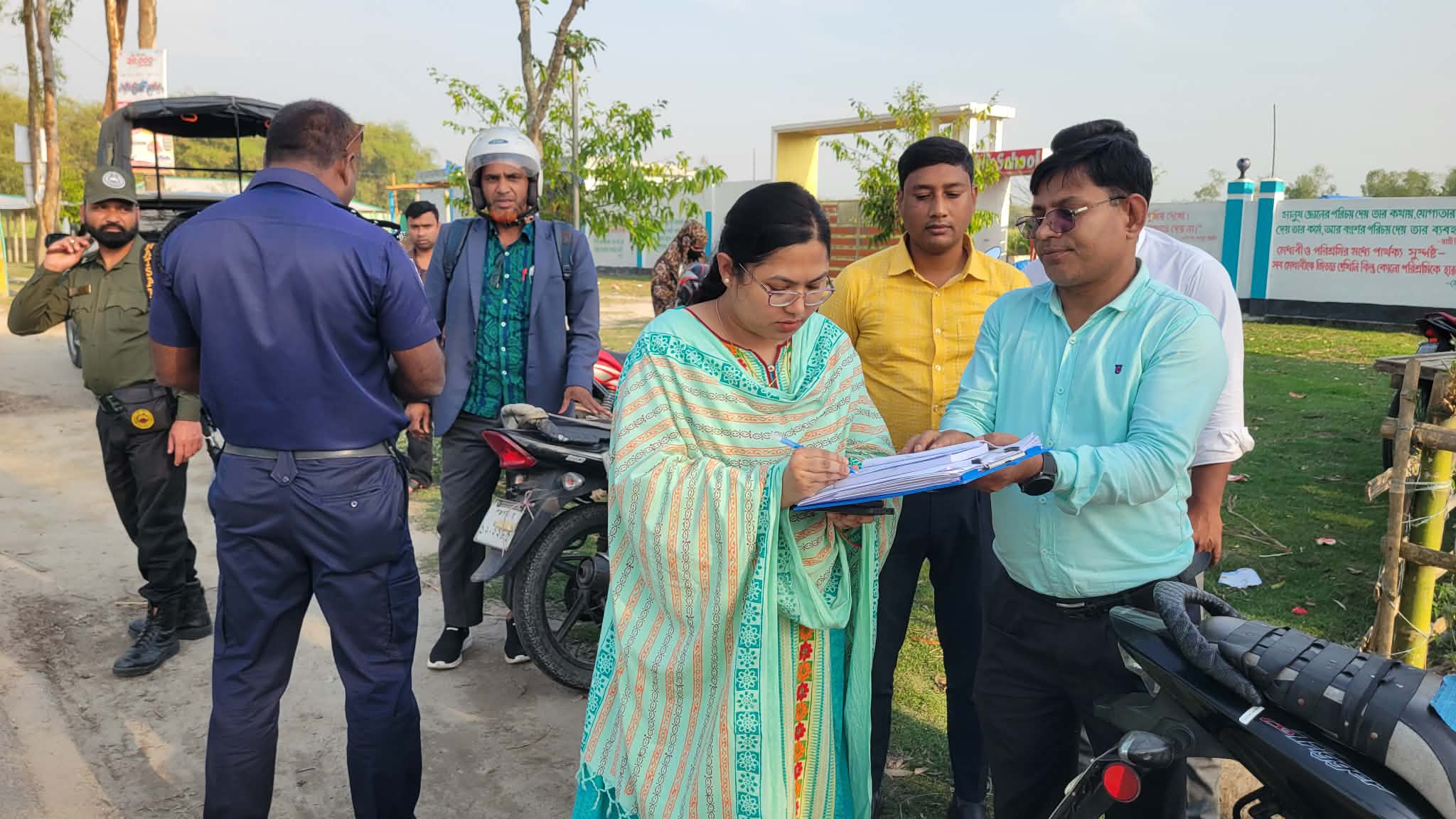 ডোমারে মোবাইল কোর্টে ৭ মোটরসাইকেল আরোহীকে জরিমানা