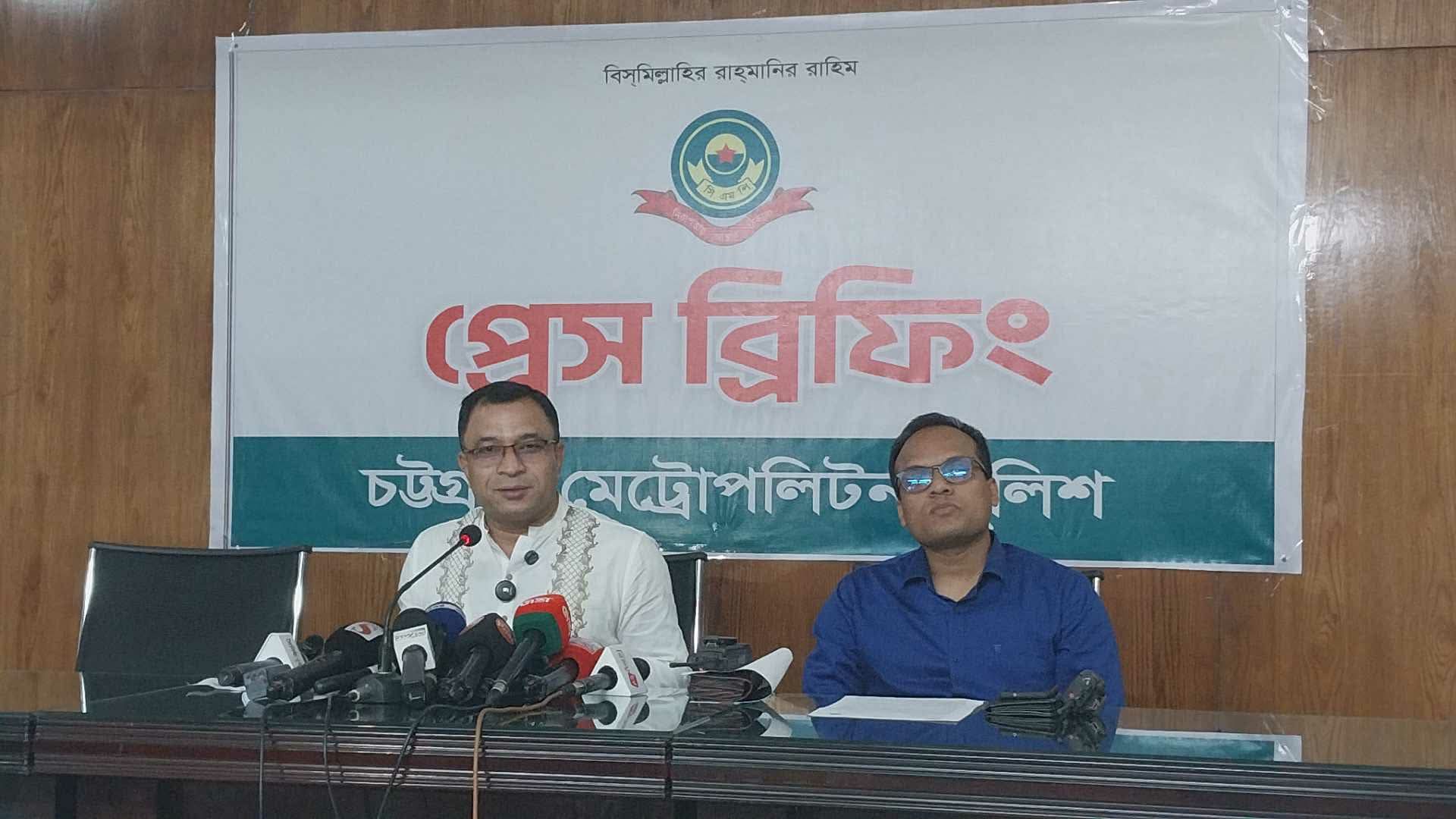 সিএমপি’র ডিবি (পশ্চিম) বিভাগের অভিযানে ডবলমুরিং থানা থেকে লুটকৃত ০১টি তরাশ পিস্তলসহ ১ আসামী গ্রেফতার