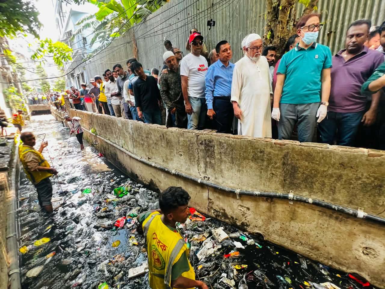 বর্ষায় জলাবদ্ধতা কমাতে চসিকের খাল-নালা পরিষ্কার কার্যক্রম শুরু