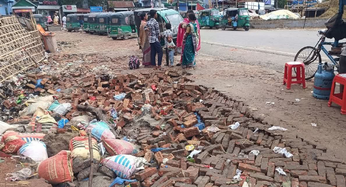 বৃষ্টির পানিতে ধসে ঝুঁকিপূর্ণ আলীয়াবাদ-রাধিকা সড়ক দুর্ঘটনার আশঙ্কা