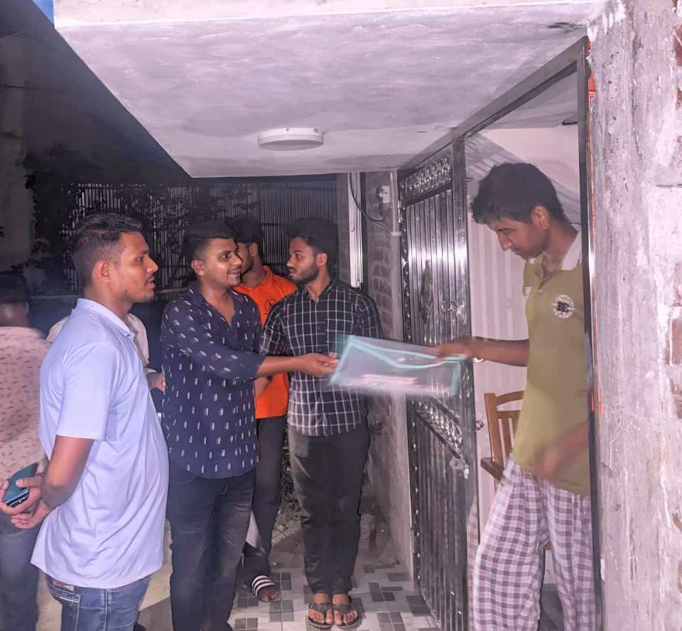 রাতের আঁধারে উজিরপুরে ব্যতিক্রমী উদ্যোগ: এসএসসি পরীক্ষার্থীদের খোঁজ নিতে ছাত্রদলের মানবিক উদ্যোগ
