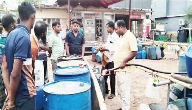 চাঁপাইনবাবগঞ্জে ৮শ’ লিটার ডিজেল পাচারের চেষ্টা: ফিলিং স্টেশনকে অর্থদণ্ড