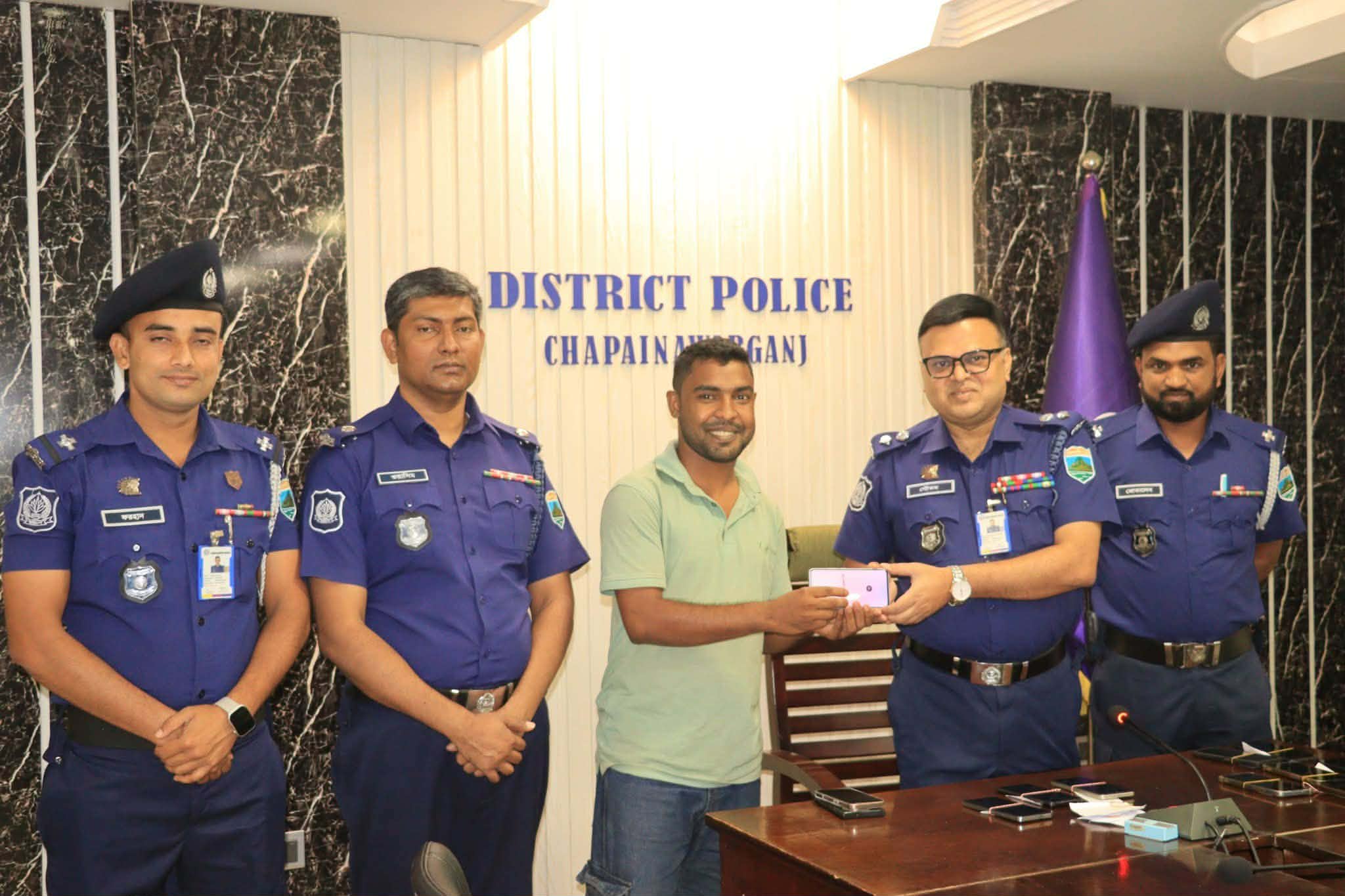 চাঁপাইনবাবগঞ্জে হারানো মোবাইল ফোন উদ্ধার, মালিকদের কাছে হস্তান্তর করলে এসপি গৌতম কুমার