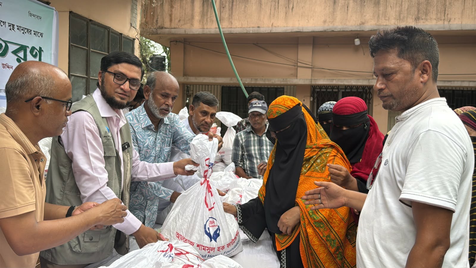 ক্ষুধামুক্ত সমাজ গড়ার প্রত্যয়ে আশ ফাউন্ডেশনের ত্রাণ বিতরণ