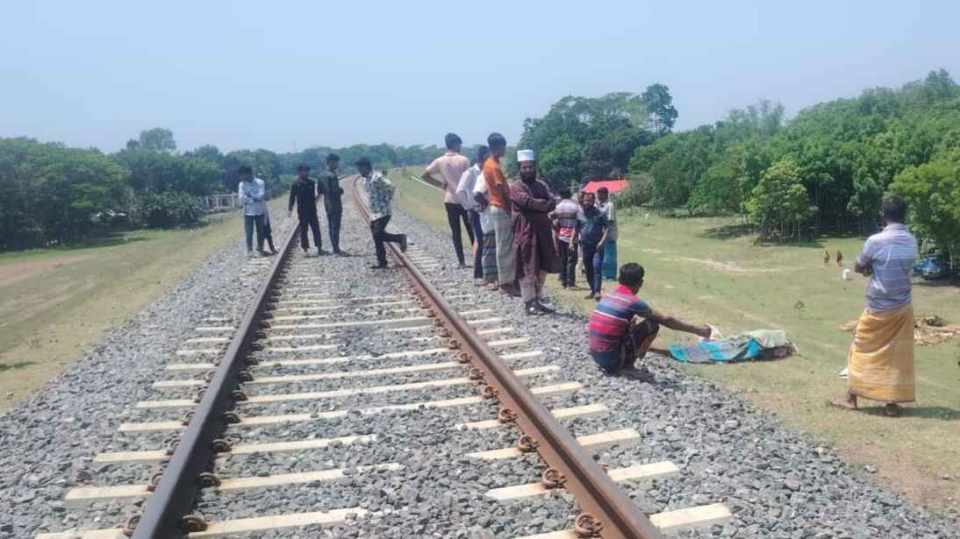 নড়াইলের লোহাগড়ায় দাফনের ৭ মাস পর পার্ক ব্যবস্থাপকের মরদেহ উত্তোলন ও ট্রেনে কাটা পড়ে বৃদ্ধ নিহত