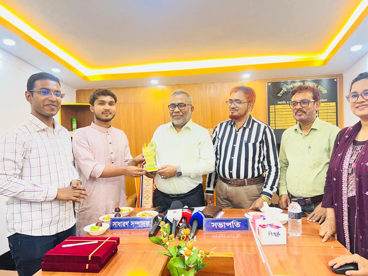 ইবিরিইউ’র বর্ষসেরা আউটস্ট্যান্ডিং পারফরম্যান্স অ্যাওয়ার্ড পেলেন দৈনিক ভোরের ডাক প্রতিনিধি তুহিন