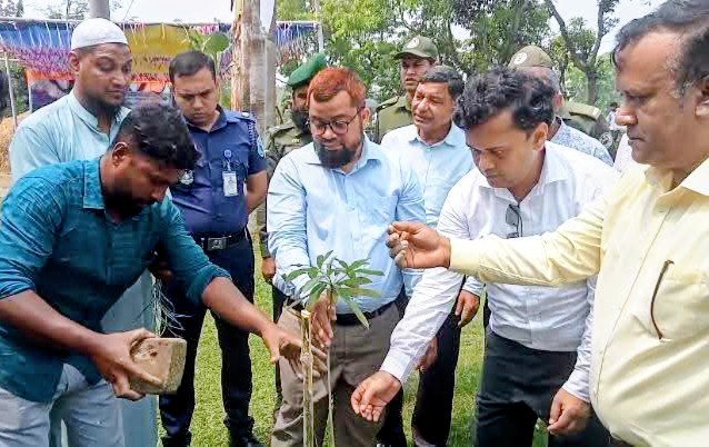 গাইবান্ধায় মহসড়কে বৃক্ষরোপণ কর্মসুচির উদ্বোধন 