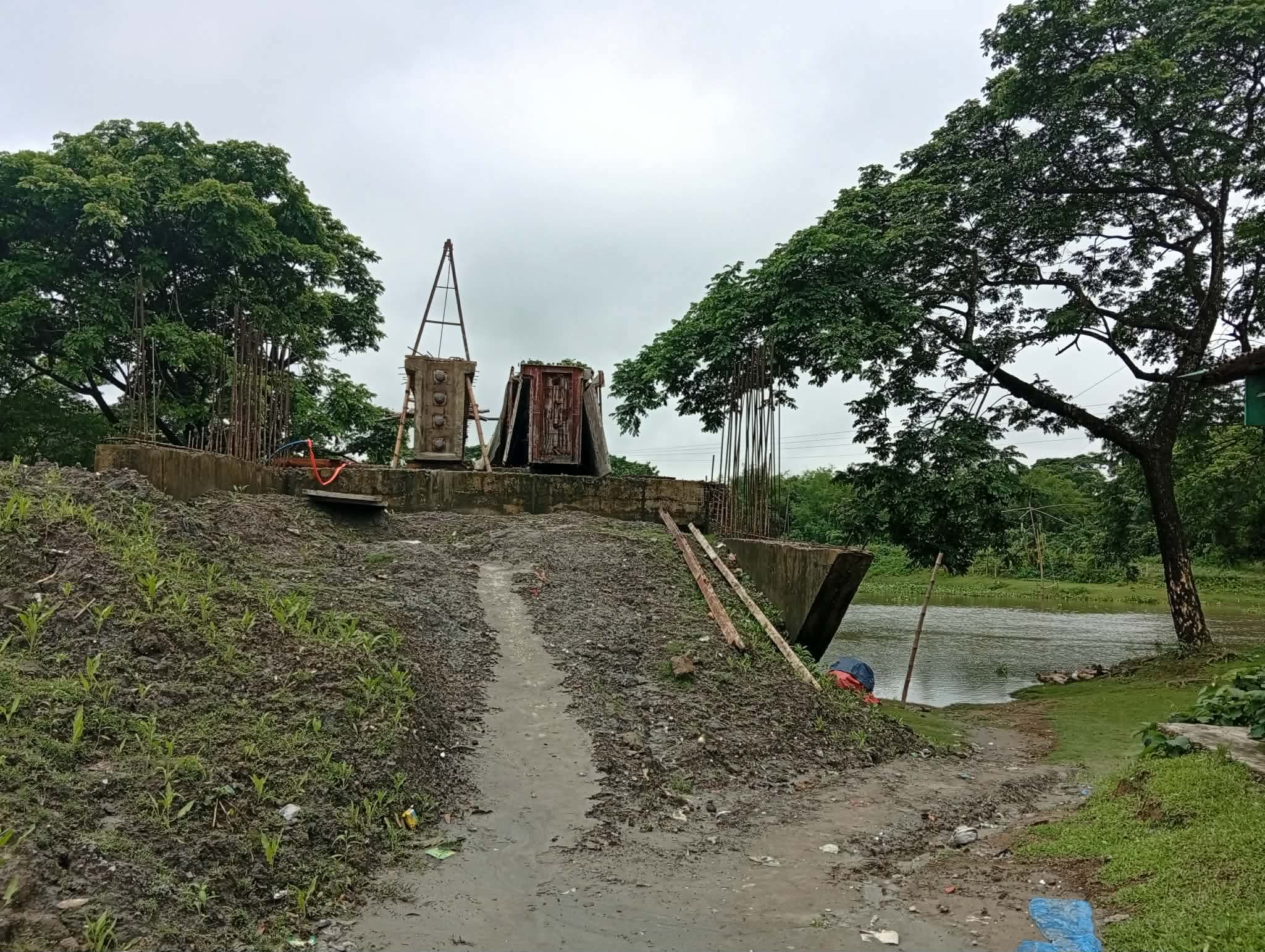 আটপাড়ায় অনুমোদিত নকশা অমান্য করে এলজিইডির সড়ক নির্মাণের অভিযোগ