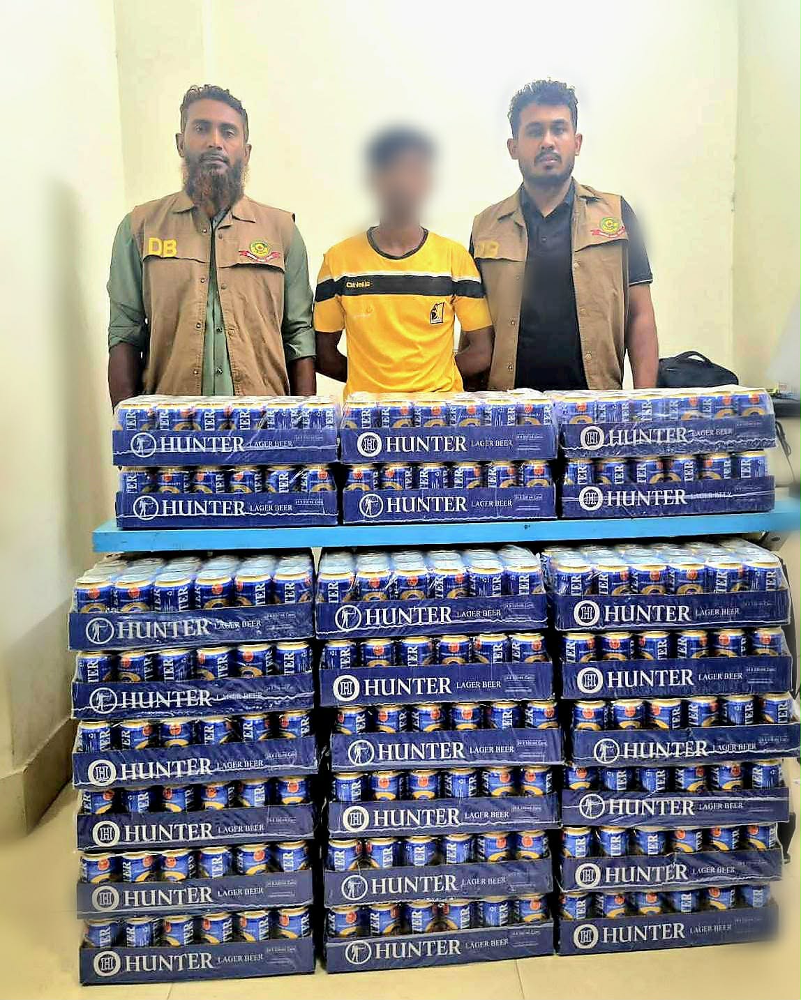মহানগর গোয়েন্দা (পশ্চিম) বিভাগ কর্তৃক অভিযানে ৭৪৪ ক্যান বিয়ার উদ্ধার, গ্রেফতার ০১
