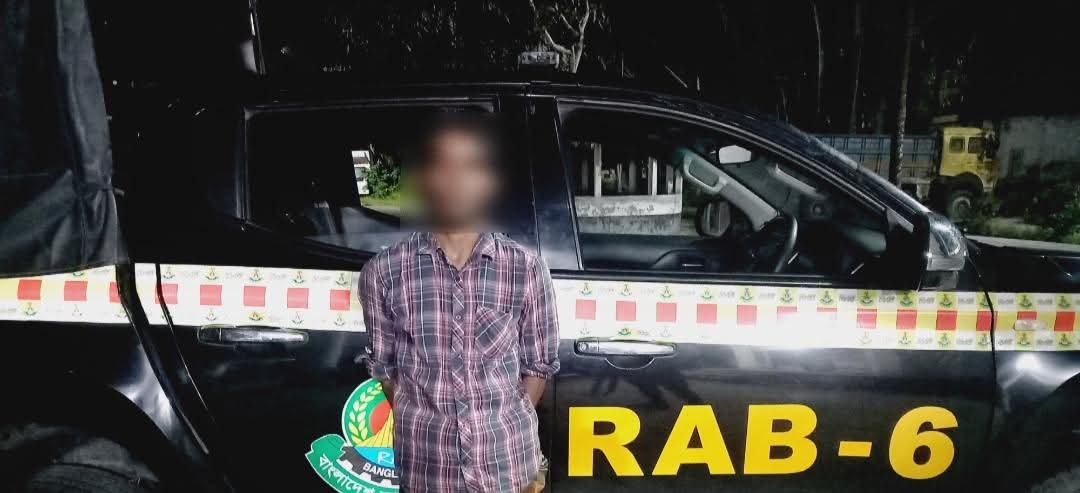 র‍্যাব-৭, চট্টগ্রাম এবং র‍্যাব-৬, খুলনা এর যৌথ অভিযানে চকবাজারে’র চাঞ্চল্যকর সাজিদ হত্যার পলাতক আসামি সহযোগীসহ গ্রেফতার
